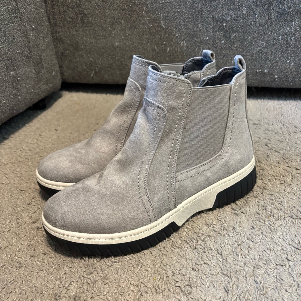 White Mountain Chelsea Black and Gray Sole Boots